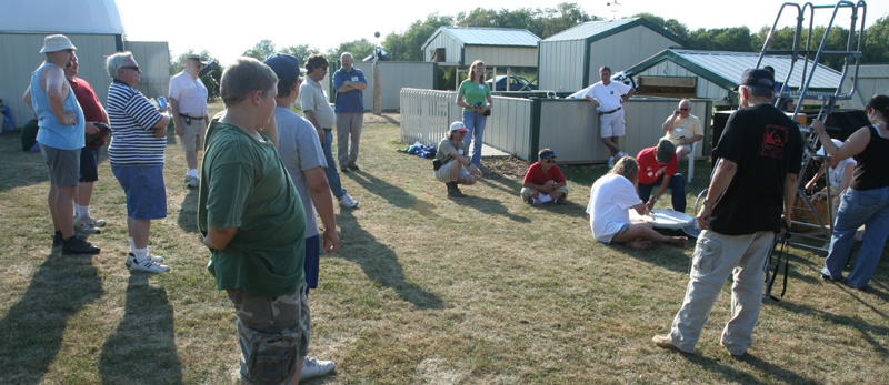 Mirror cleaning crowd