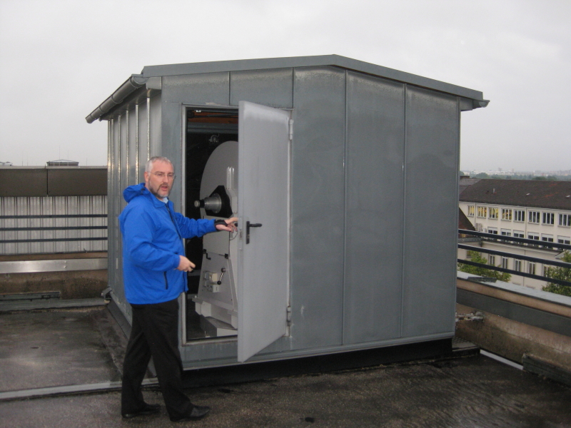 Large cassegrain in a roll-off roof