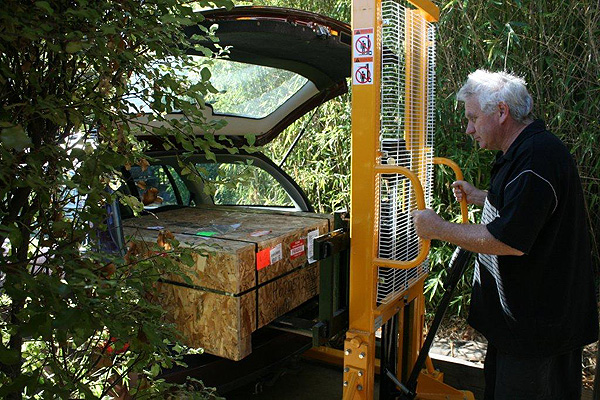 Peter unloads the 28" crate